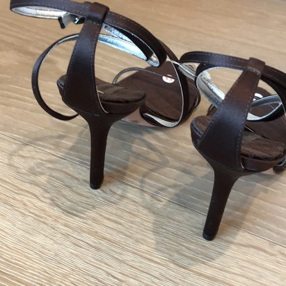 New BCBG brown strapped heels size 8.5 - Picture 4 of 8